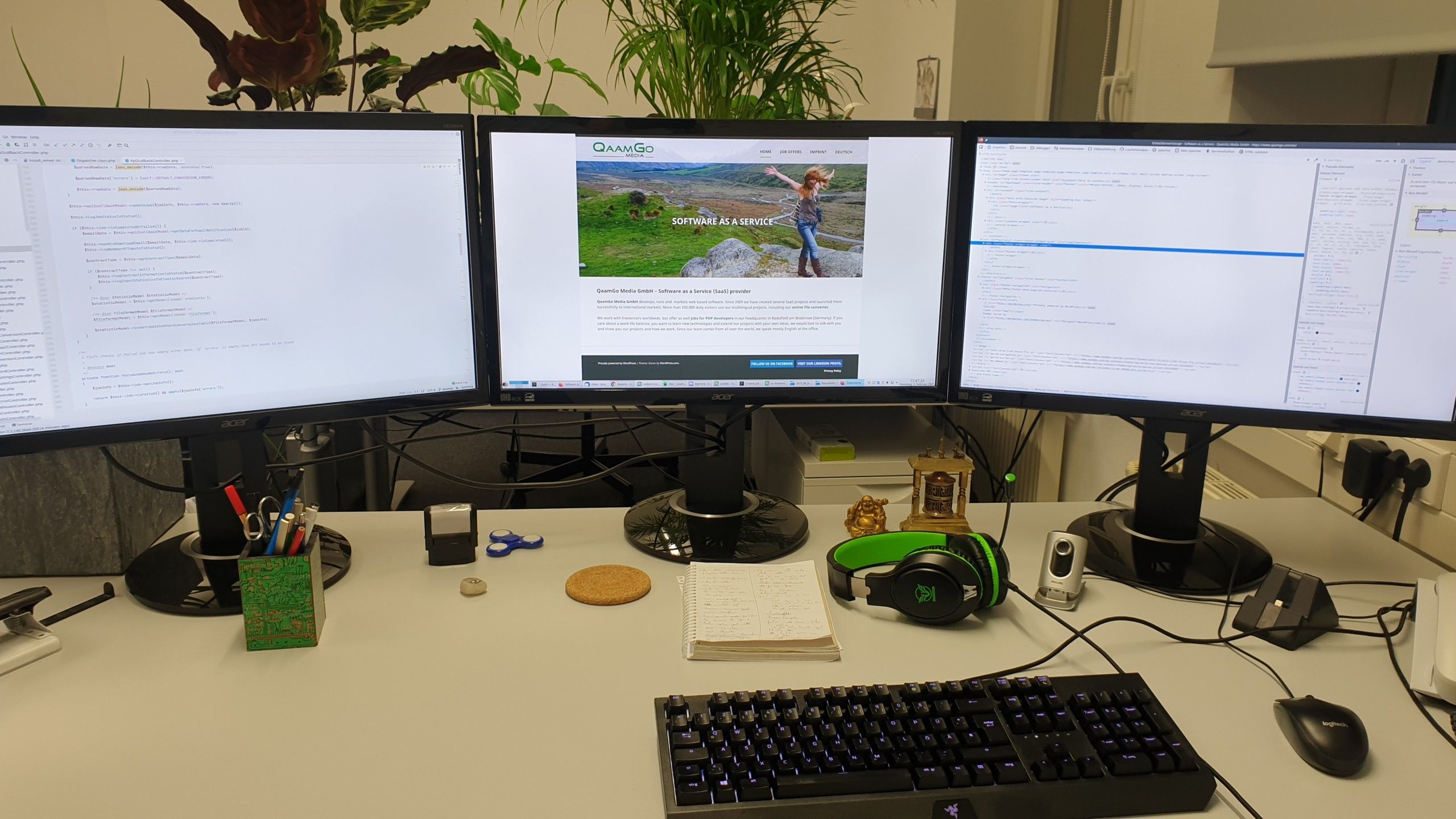All desks at QaamGo have 3 screens